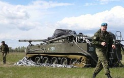 Xe chiến đấu của lính dù Nga rơi khỏi máy bay vận tải khi đang tập trận