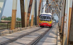 Cận cảnh cây cầu "oằn lưng" gánh cả ô tô và tàu hỏa
