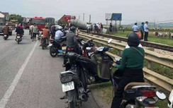 Hiện trường tàu hỏa đâm xe tải băng qua đường sắt ở Nghệ An
