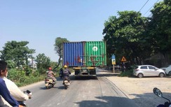 Video: Kinh hãi cảnh 1 xe đầu kéo chở 2 container nghênh ngang trên đường