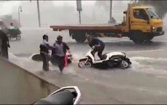Video: Mưa lớn khiến đường phố thành sông dữ, cuốn phăng nhiều xe máy
