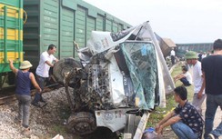 Video: Cận cảnh giây phút xe tải lao qua đường sắt, gây tai nạn kinh hoàng