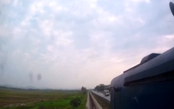 Video: Kinh hãi xe tải lao thẳng vào đường sắt làm đổ tàu