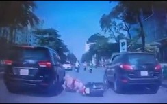 Video: Mẹ phân tâm vì rơi bình sữa, con nhỏ suýt mất mạng dưới bánh ô tô