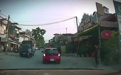 Video: Tài xế xe máy "thử độ cứng" của đầu xe tải và cái kết cực đắng
