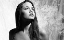 Lộ ảnh bikini năm 16 tuổi của Angelina Jolie "gây sốt"