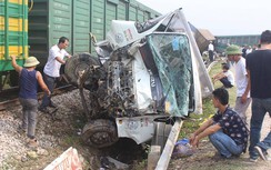 Vụ tàu hỏa đâm xe tải ở Nghệ An: Hệ quả chính quyền “đá bóng” trách nhiệm