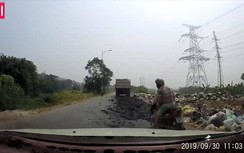 Video: Xe tải xả bậy bùn thải ra đường, nhiều người suýt gặp họa