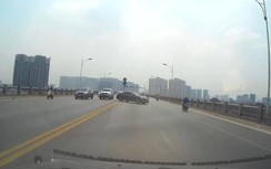 Video: Ô tô quay đầu trên cầu khiến hàng loạt xe khác tông nhau
