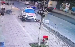 Video: Kinh hoàng taxi mất lái tông gục 2 người đi bộ