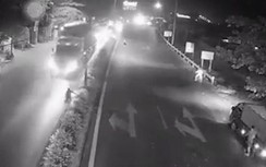 Video: Người đàn ông bị xe container cán chết thảm khi chạy qua đường