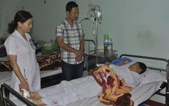Ban ATGT tỉnh Kon Tum thăm hỏi nạn nhân TNGT giữa 2 xe khách