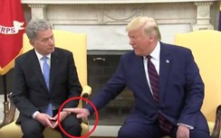 Khoảnh khắc ông Trump đập tay vào đầu gối của Tổng thống Phần Lan