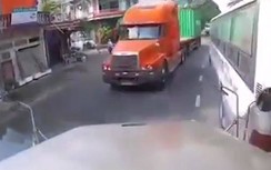 Video: Tài xế container "ngậm đắng" vì đèn hậu xe khách không hoạt động