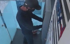 Truy tìm 2 nghi phạm lắp thiết bị đánh cắp thông tin tại cây ATM