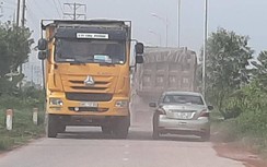 Xe tải “cày” nát đường gom cao tốc Hà Nội - Bắc Giang