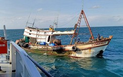 Cứu nạn khẩn cấp 4 thuyền viên trên tàu bị phá nước tại vùng biển Vũng Tàu