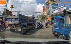 Video: Tài xế xe tải muốn "truy sát" người đi xe máy ngay trên đường?