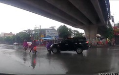 Video: Lái xe như bị bịt mắt, tài xế ô tô tông gục người đi xe máy