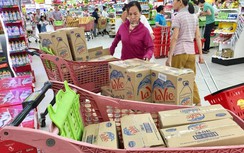 Dân Hà Nội đổ xô mua nước đóng chai, quầy nước nhiều siêu thị “thất thủ”