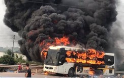 Xe khách cháy ngùn ngụt, mở cao tốc Bắc Giang - Lạng Sơn "giải cứu" ùn tắc