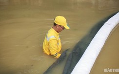 Lắp đặt hàng loạt tấm lọc dầu trên kênh dẫn vào nhà máy nước sông Đà