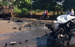 "Xế hộp" đấu đầu xe tải tại Bình Phước, 2 tài xế bị thương nặng