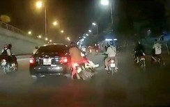 Video: Ô tô tông gục xe máy giữa phố Hà Nội rồi bỏ chạy