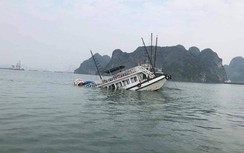 Quảng Ninh: Va chạm với tàu chở đá, tàu du lịch chìm nghỉm