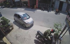 Video: Chuyển hướng đột ngột, tài xế ô tô hạ gục xe máy