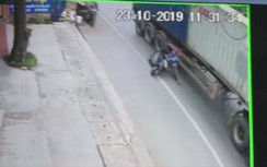 Video: Lạnh gáy chứng kiến cảnh người phụ nữ ngã nhào vào bánh xe container