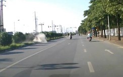 Video: Ô tô "hóa điên" cày nát dải phân cách khiến người đi đường khiếp vía