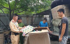 CSGT bắt xe tải chở toàn đồ chơi bạo lực Trung Quốc