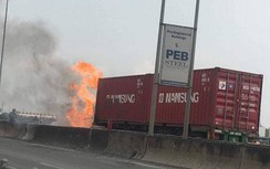 Xe container bốc cháy ngùn ngụt trên cao tốc TP.HCM - Long Thành - Dầu Giây