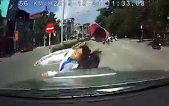 Video: Chạy tốc độ cao trong phố, ô tô tông trúng nữ sinh đang sang đường