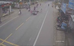 Video: Khiếp hãi cảnh tài xế xe máy phóng "xé gió" tự gây tai nạn cho mình