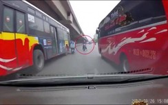 Video: Vượt ẩu, tài xế xe máy suýt mất mạng khi ngã trước đầu xe buýt