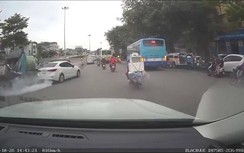 Video: Kinh hoàng ô tô nổ lốp suýt tông nữ lao công trên phố Hà Nội