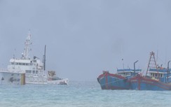 Tàu Hải quân "ngược bão" ứng cứu tàu cá ngư dân gặp nạn trên biển