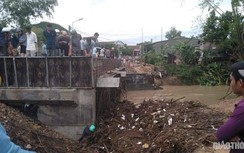 Phú Yên: Người đàn ông chết dưới mố cầu, bị rác vùi lấp sau bão số 5