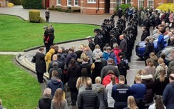 Cảnh sát Essex treo cờ rủ tưởng niệm 39 nạn nhân chết trên xe tải ở Anh