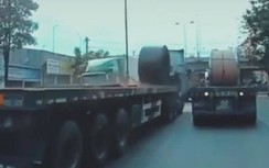 Video: Rợn tóc gáy cảnh 2 cuộn sắt hàng chục tấn đè bẹp đầu xe container