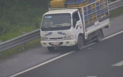 Video: Tài xế xe tải lại thách thức "thần chết", đi lùi trên cao tốc