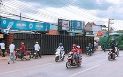 Video: Hãi hùng thùng container văng xuống đường đè chết người