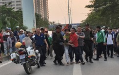 Hà Nội: Nam thanh niên "cố thủ" nhiều giờ trên cột điện giữa đường Tố Hữu