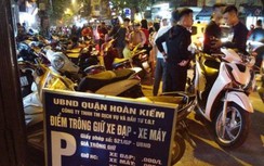 Cảnh sát bắt quả tang điểm trông xe "chặt chém" khách trên phố Hà Nội