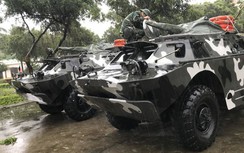 Quân đội huy động xe bọc thép hỗ trợ dân ứng phó với bão số 6
