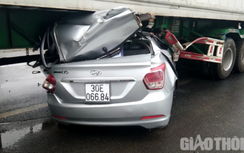 Ô tô biển số Hà Nội chui gầm xe container, 2 người tử vong mắc kẹt trong xe