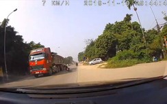 Video: Hãi hùng cảnh nam thanh niên ngã nhào, suýt chui vào gầm xe tải