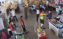 Xôn xao video "bố tát nhân viên siêu thị vì nhắc con trai trả tiền"